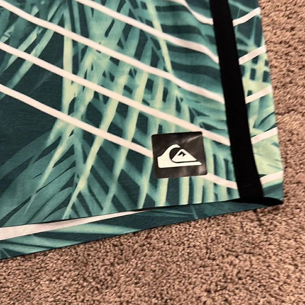 Quicksilver Boardshorts size 38 good condition !